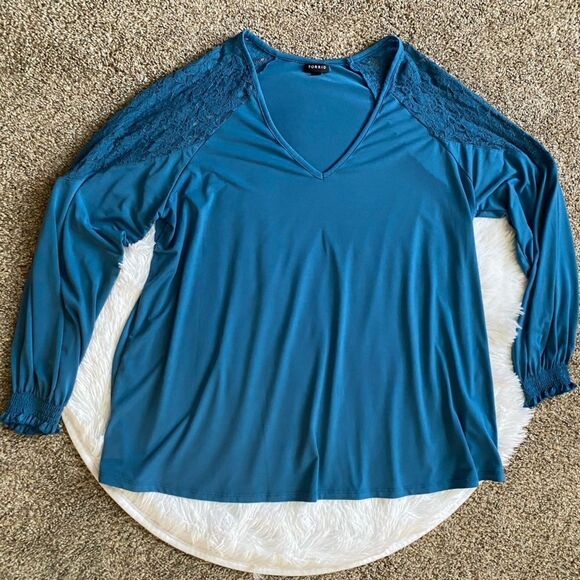 Torrid Top Lace Shoulders Stretchy Womens Size 1X - Picture 1 of 7
